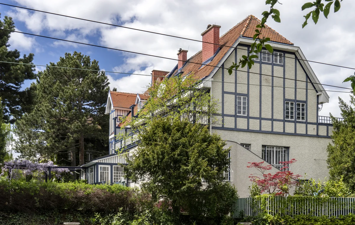 Österreichisches Wohnhaus mit Garten und separatem Gebäudebereich